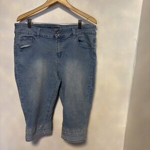 Sandpiper Women Stretch Capri Pants Size 18W, light Blue, embroidered